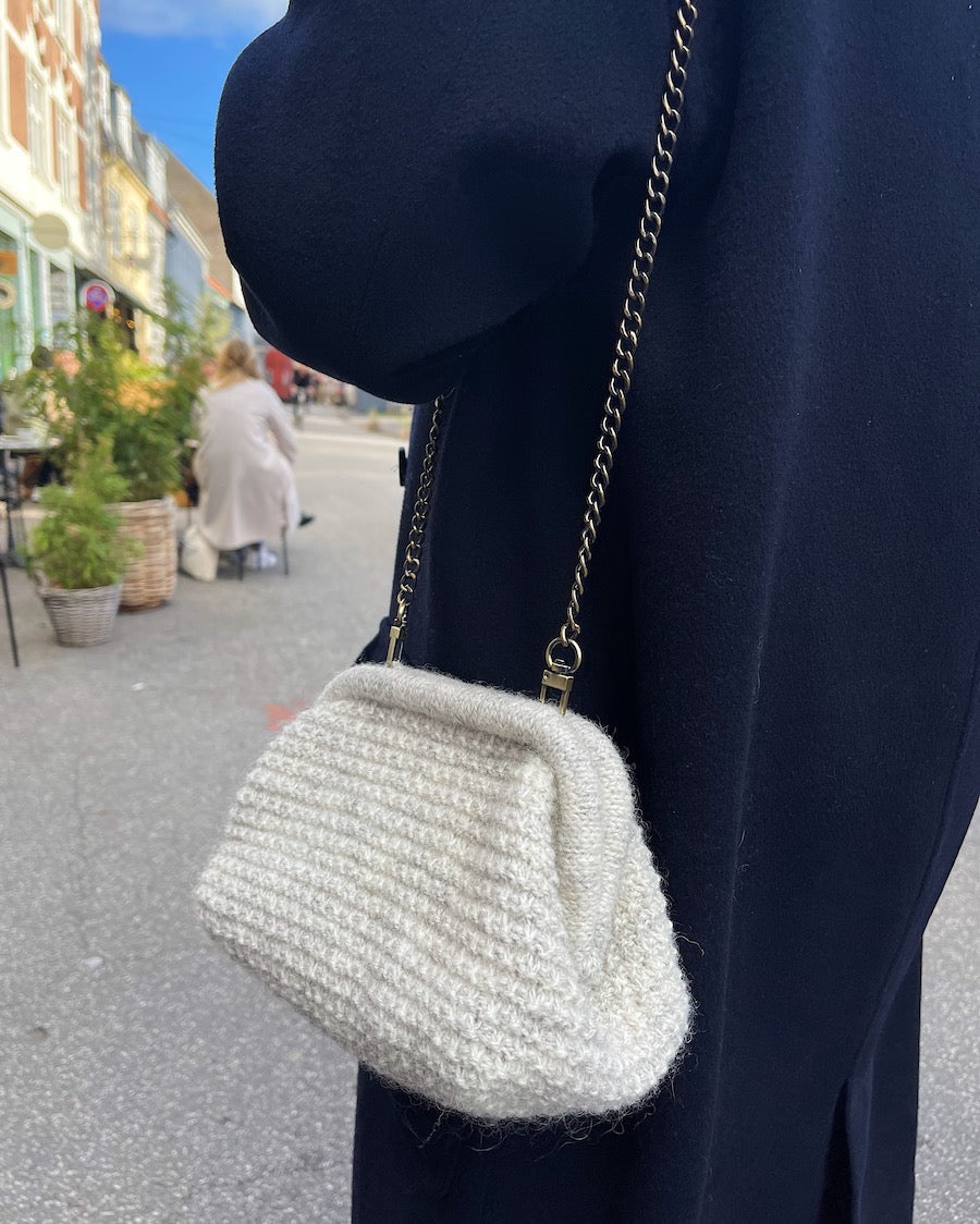 Winter Clutch Pattern - PetiteKnit
